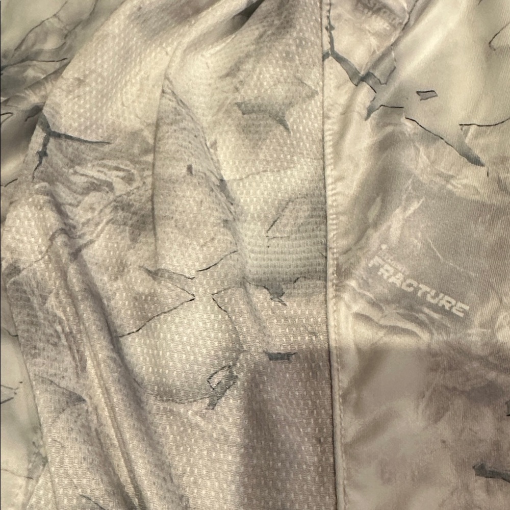 Huk White and Gray Mossy Oak pattern Performance Fishing Shirt- XXL- like new - Picture 5 of 6